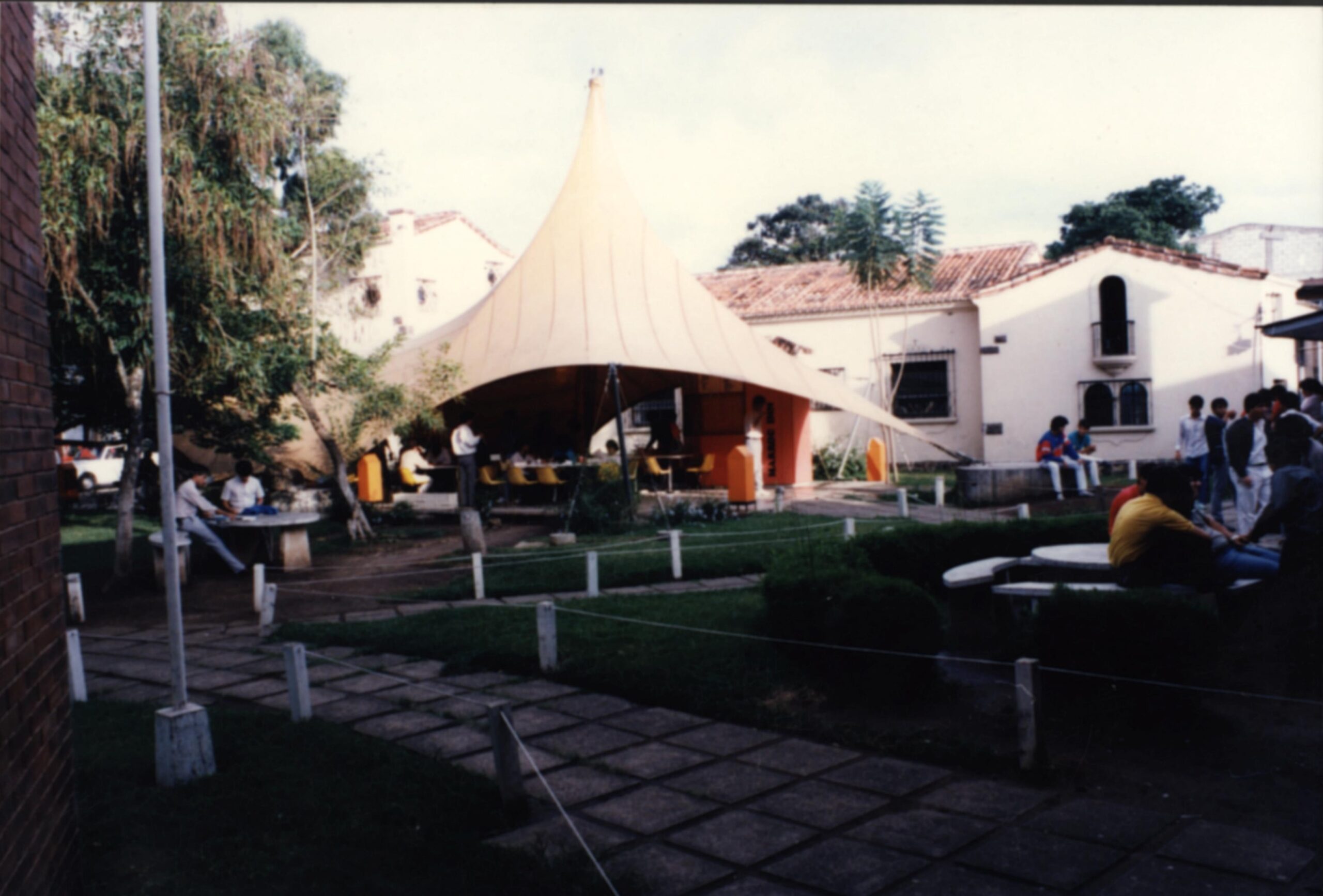 PRIMER CAMPUS_Vista del jardín y cafetería